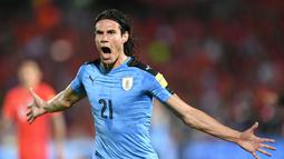  Ekspresi striker Uruguay, Edinson Cavani, setelah mencetak gol ke gawang Cile pada laga Kualifikasi Piala Dunia 2018 zona CONMEBOL di Stadion Nasional Julio Martinez Pradanos, Santiago, Rabu (16/11/2016) pagi WIB. (AFP/Martin Bernetti)