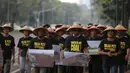 Warga Batang, Jawa Tengah menggelar aksi menolak rencana pembangunan PLTU batubara Batang, di depan Istana Merdeka, Jakarta, Rabu (3/6). Dalam aksi tersebut, mereka meminta Presiden Jokowi menghentikan pembangunan PLTU itu. (Liputan6.com/Faizal Fanani)