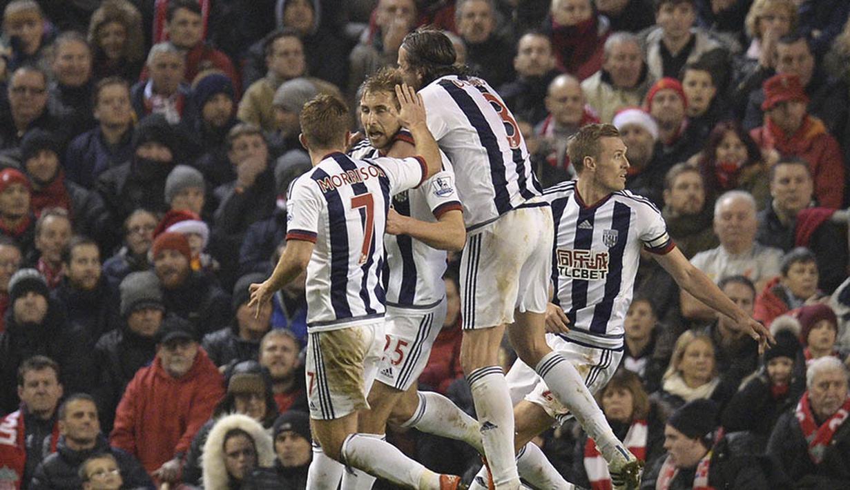 Para pemain West Bromwich merayakan gol ke gawang Liverpool pada laga Liga Premier Inggris di Stadion Anfield, Inggris, Minggu (13/12/2015). (AFP/Oli Scarff)