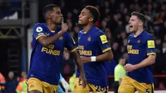 Pemain Newcastle United Alexander Isak (kiri) merayakan setelah mencetak gol ke gawang Nottingham Forest pada pertandingan sepak bola Liga Inggris di Stadion City Ground, Nottingham, Inggris, Jumat (17/3/2023). (AP Photo/Rui Vieira)