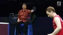 Salah satu wasit saat memimpin laga semifinal Indonesia Open 2017 di JCC Plenary Hall, Jakarta, Sabtu (17/6). Di semifinal Indonesia Open 2017, para wasit mengenakan kemeja batik lengan panjang. (Liputan6.com/Helmi Fithriansyah)