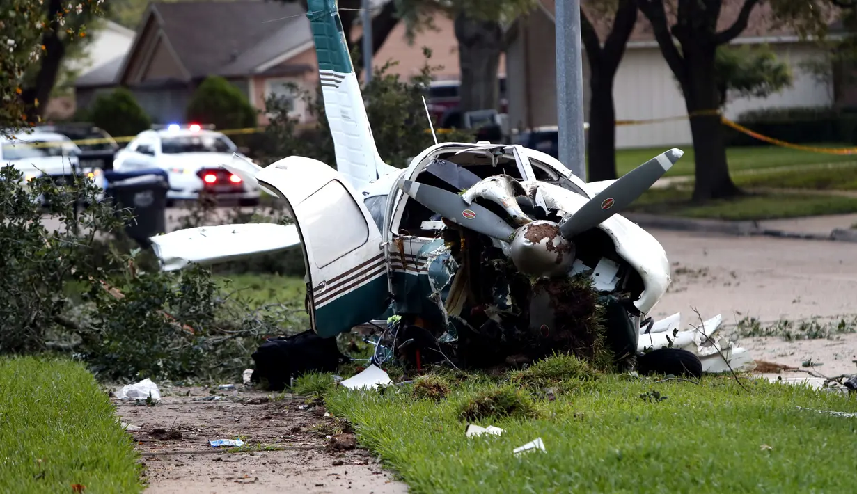 Pesawat yang hancur setelah kecelakaan di daerah Houston di Texas, Amerika Serikat (AS) (28/7/2020). Dua orang terluka ketika pesawat kecil itu jatuh pada Selasa (28/7) pagi di sebuah permukiman di Houston. (Xinhua/Steven Song)