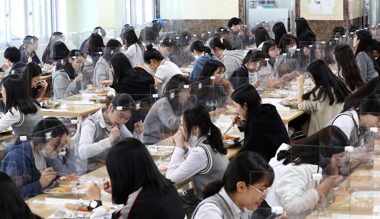 FOTO Rutinitas Baru Pelajar SMA di Korea Pasca Pandemi 