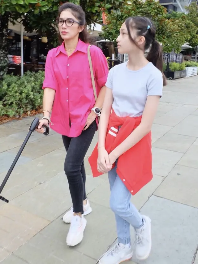 Tampilan Ussy Sulistiawaty Tampil Bak ABG di Australia, dok.  (@ussypratama)