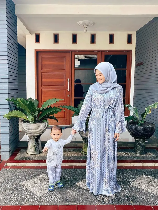 Potret Henny Rahman Saat Asuh Baby Zayn, Jadi Mama Milenial. (Sumber: Instagram/hennyyrahman)
