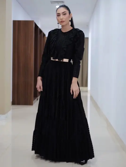 Sedikit lebih sederhana dibanding gaun lainnya, Tyas Mirasih tetap terlihat anggun dengan gaun bergaya victorian dari Barli Asmara. Aksen ruffle di bagian dada menjadikan gaun yang sederhana ini memberikan kesan classy. (instagram/tyasmirasih)