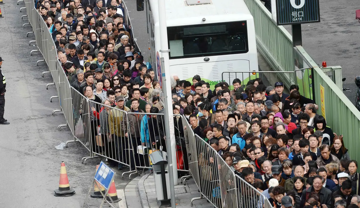 Ratusan orang mengantri menaiki transportasi menuju tempat pemakaman di Shanghai selama festival Qingming atau festival Tomb Sweeping, Cina, 4 April 2016. (REUTERS / Stringer)  .