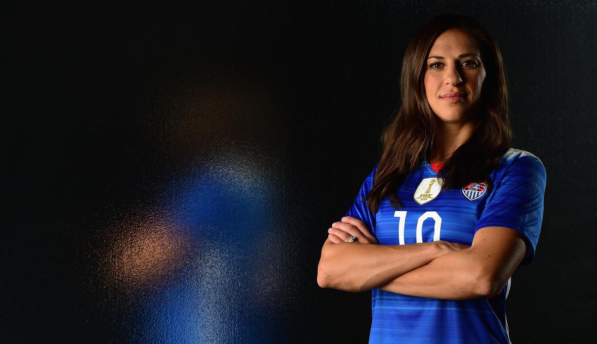Carli Lloyd mengalahkan Aya Miyama (Jepang/Okayama Yunogo Belle) dan Celia Sasic (Jerman/1.FFC Frankfurt). (Getty Images/AFP/Harry How)