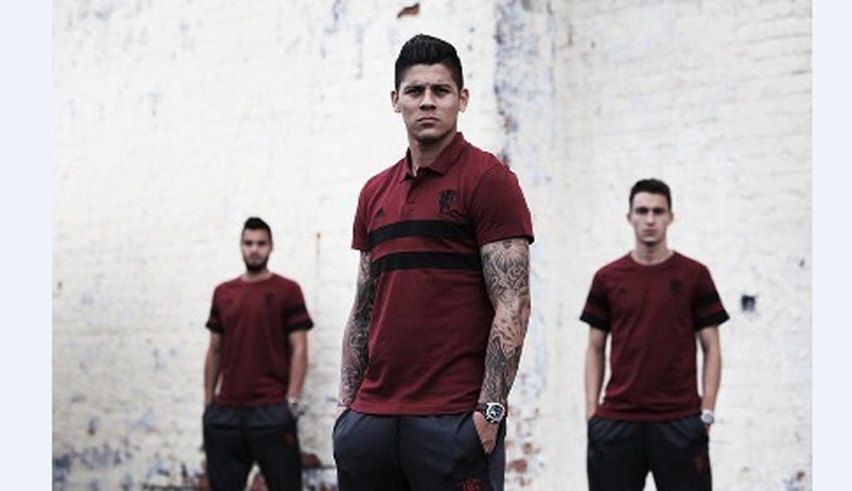Gaya Marcos Rojo dengan latar Sergio Romero dan Matteo Darmian saat sesi foto dengan jam tangan Bulova. (Manutd.com)