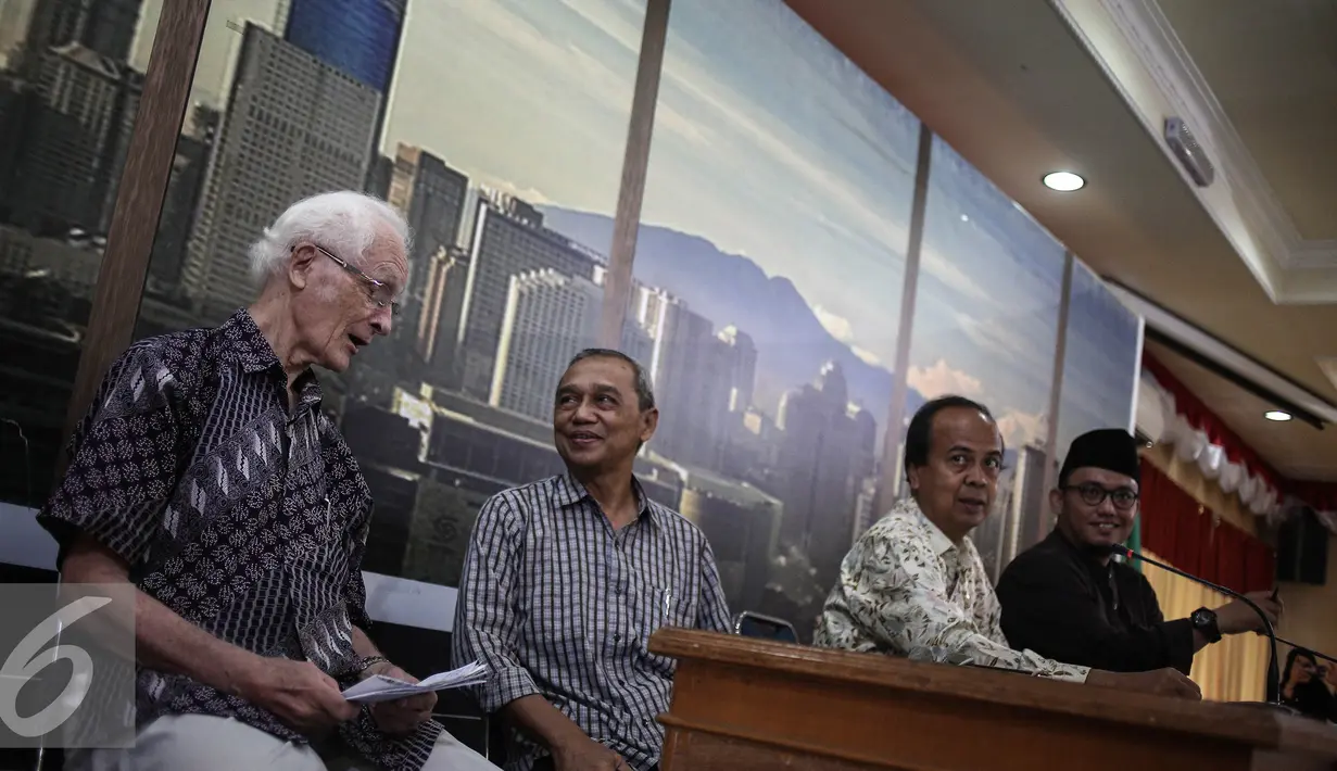 Romo Frans Magnis Suzeno berbincang dengan M.Busyro Muqoddas saat menghadiri pandangan Tim Evaluasi Penanganan Terorisme di PP Muhammadiyah, Jakarta, Kamis (15/7). Jumpa pers tersebut terkait Peledakan Bom di Mapolresta Solo .(Liputan6.com/Faizal Fanani)