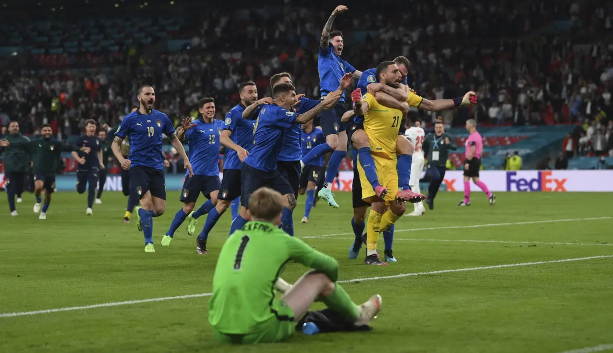 Para pemain Italia melakukan selebrasi usai menang adu penalti dengan Inggris pada pertandingan final Euro 2020 di Stadion Wembley, London, Inggris, Minggu (11/7/2021). Italia menang 3-2 lewat adu penalti usai bermain imbang 1-1 di waktu normal. (Laurence Griffiths/Pool via AP)