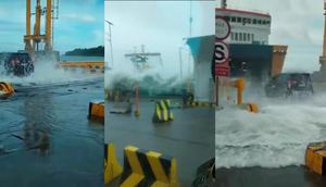 Cuaca buruk memicu terjadinya ombak tinggi di wilayah Pelabuhan Bakauheni, Lampung. Foto : (Istimewa).