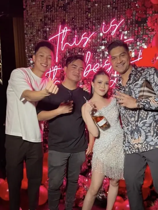 Terlihat Chen melengkapi penampilan dengan anting-anting silver model airdrop. [@tudeputrajaya]