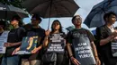 Kasus ini dipandang sebagai serangan langsung terhadap kebebasan sipil dan upaya pelemahan terhadap aktivis Hak Asasi Manusia (HAM). Tampak dalam foto, para aktivis memegang payung hitam dan poster selama Aksi Kamisan di depan Istana Kepresidenan, Jakarta, Kamis 30 April 2026. (BAY ISMOYO/AFP)