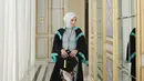 Kebaya biru Ansel dipadukan dengan kain batik dengan perpaaduan warna putih, cokelat muda, dan cokelat tua. Pakai atribut wisuda lengkap mulai dari jubah, toga dan medali, kebahagiaan terpancar jelas di wajah Ansellma Putri. Berpose candid sembari jalan, foto Ansellma ini dijepret dengan apik oleh fotografer. Lewat keterangan unggahannya, Ansel butuh dua hari untuk memilih foto. (Liputan6.com/IG/@ansellmaputri)