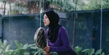 Aurel Hermansyah kini tengah “kegilaan” olahraga padel. Hal ini pun diungkapkan di media sosialnya, tampak ia pun mengunggah beberapa foto saat bermain padel. [@aurelie.hermansyah]