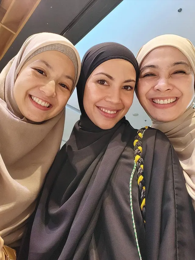 6 Potret Natasha Rizky Tetap Senyum Bareng Sahabat, Resmi Cerai dari Desta