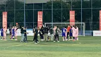 Legenda Manchester United (MU) Peter Schmeichel memeriahkan acara fun football dengan selebritas Tanah Air di Pancoran Soccer Field, Jakarta Selatan, Minggu (6/8/2023). Ia sempat berinteraksi dengan artis serta melepas eksekusi penalti di pengujung acara. (Liputan6.com/Melinda Indrasari)