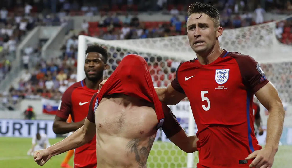 Gelandang Inggris, Adam Lallana, merayakan gol yang dicetaknya ke gawang Slovakia. Gol kemenangan Inggris atas Slovakia tercipta pada menit ke-90+5. (Reuters/Carl Recine)