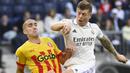 Kartu kuning kedua didapat Kroos usai melakukan pelanggaran terhadap pemain Girona Aleix Garcia saat tim lawan mengancam pertahanan Real Madrid lewat serangan balik. (AFP/Pierre-Philippe Marcou)