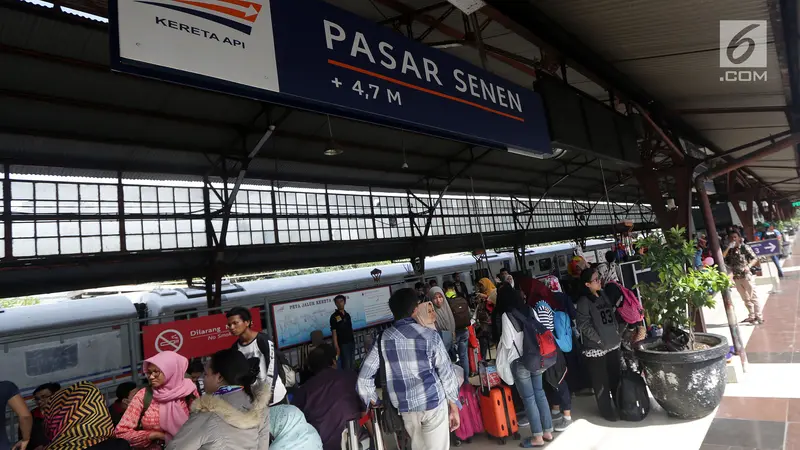 PHOTO: Suasana Stasiun Pasar Senen Jelang Libur Natal dan Tahun Baru