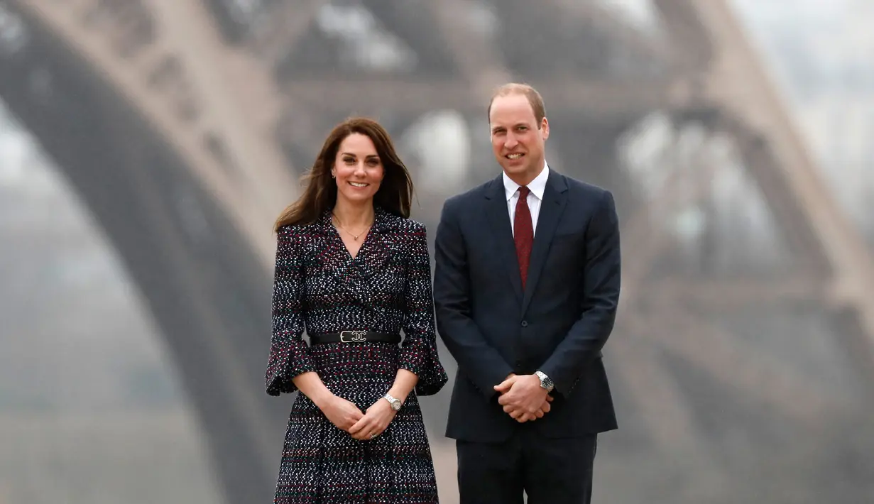 Pangeran William dan Kate Middleton mengadakan tur kenegaraan ke Paris, Prancis, 18 Maret 2017. Pangeran William dan Kate mengadakan tur kenegaraan, di tengah rumor perselingkuhan pangeran Inggris itu dengan seorang model Australia. (Thomas SAMSON/AFP)