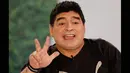 Wajah Diego Armando Maradona yang penuh kontroversi itu terlihat punya wajah yang lebih kencang dalam sebuah acara televisi The Zurda di Caracas, Venezuela. Foto diambil pada 1 Maret 2015. (REUTERS/Jorge Silva)