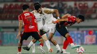 Bali United ditahan imbang Dewa United 0-0 dalam pekan ke-28 BRI Liga 1 2024/2025 di Stadion Kapten I Wayan Dipta pada Kamis malam (10/4/2025). (Bola.com/Alit Binawan)