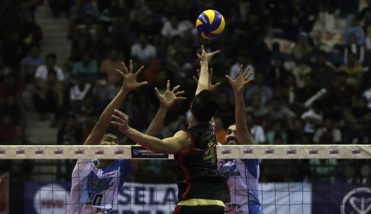 Pemain Jakarta Pertamina Energi melakukan smes saat melawan Palembang Bank Sumselbabel dalam ajang Proliga 2019 di GOR Among Rogo, Yogyakarta, Minggu (24/12). JPE menang 3-1 atas PBS. (Bola.com/Yoppy Renato)
