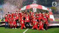Pemain Persija Jakarta melakukan selebrasi usai menjuarai Piala Menpora 2021 di Stadion Manahan, Solo, Minggu (25/4/2021). Persija menekuk Maung Bandung 2-1. (Bola.com/M Iqbal Ichsan)