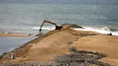 Alat berat dikerahkan untuk proyek reklamasi di pesisir Kolombo, Sri Lanka, Selasa (9/8).Proyek besar ini merupakan hasil kerjasama antara pemerintah Sri Lanka dan Tiongkok. (REUTERS/Dinuka Liyanawatte)