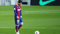 Striker Barcelona, Lionel Messi, tampak lesu usai ditaklukkan Granada pada laga Liga Spanyol di Stadion Camp Nou, Jumat (30/4/2021). Barcelona takluk dengan skor 1-2. (AP/Joan Monfort)