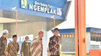 Presiden Joko Widodo berbincang dengan Wali Kota Solo FX Hadi Rudyatmo saat meresmikan jalan tol Solo-Ngawi ruas Kartasura-Sragen, Minggu, (15/7). (Liputan6.com/Pool/Biro Pers Setpres)
