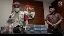 Petugas bersama Ketua KPK Agus Rahardjo (kanan) menunjukkan barang bukti hasil operasi tangkap tangan (OTT) di gedung KPK, Jakarta, Jumat (5/1). Empat tersangka tersebut salah satunya Bupati Hulu Sungai Tengah Abdul Latif. (Liputan6.com/Faizal Fanani)