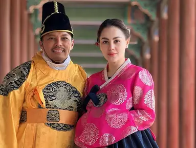 Jennifer tampil memikat dengan hanbok bernuansa pink dan biru, serta rambutnya yang dikepang rapi. Di sisi lain, Faisal Harris terlihat mengenakan mahkota tradisional sebagai hiasan kepala, memperkuat kesan sebagai seorang raja. Kombinasi gaya mereka menciptakan suasana bak bangsawan Korea di era kerajaan. (Liputan6.com/IG/@jeje_haris89)