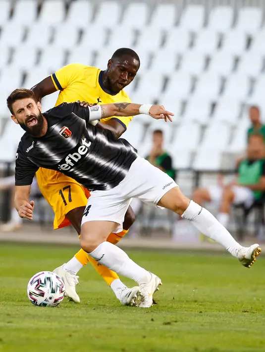 Gelandang Tottenham Hotspur, Moussa Sissoko berebut bola dengan pemain Lokomotiv Plovdiv, Dimitar Iliev dalam laga babak kualifikasi kedua Liga Europa 2020-2021 di Stadion Lokomotiv, Plovdiv, Bulgaria, Kamis (17/9/2020). Tottenham susah payah kalahkan Lokomotiv Plovdiv 2-1. (AP Photo/Anton Uzunov)