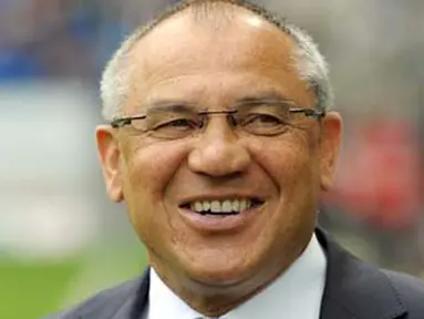 Kegembiraan Felix Magath usai timnya VfL Wolfsburg menang 3-1 dari Hoffenheim di Rhein Neckar Arena, 14 Mei 2011. Hasil yang mmebuat Wolves lolos dari degradasi. AFP PHOTO / RONALD WITTEK 
