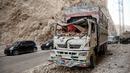 Sebuah truk yang rusak di sepanjang jalan raya terlihat setelah gempa bumi di Tang-e Tashkurgan, distrik Khulm, provinsi Samangan, pada Senin 3 November 2025. Untuk diketahui, Afghanistan merupakan wilayah rawan gempa bumi karena terletak di atas sejumlah jalur patahan, tempat pertemuan lempeng tektonik India dan Eurasia. (Atif Aryan/AFP)