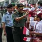 Panglima Jenderal TNI Gatot Nurmantyo menyapa peserta usai mengikuti Apel Gelar Nasional Bela Negara 2016 di Silang Monas, Jakarta, Selasa (23/8). Apel dipimpin langsung oleh Menteri Pertahanan Ryamizard Ryacudu. (Liputan6.com/Faizal Fanani)