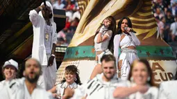 Lisa berkolaborasi dengan Anitta (kanan) dan Rema untuk membawakan lagu berjudul “Goals”. (AFP/Getty Images/Stu Forster)