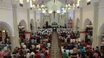 Para jemaat saat melakukan ibadah di Gereja Santo Laurensius, Alam Sutra, Tangerang, Kamis (24/12). Anggota kepolisian dan TNI berjaga disekitaran gereja untuk menanggulangi hal - hal yang tidak diinginkan. (Liputan6.com/Faisal R Syam)