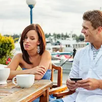 Untuk para cowok sebaiknya kamu hilangkan 8 kelakukan menyebalkan ini kalau kamu mau cewek kamu nggak kabur sama cowok lain.
