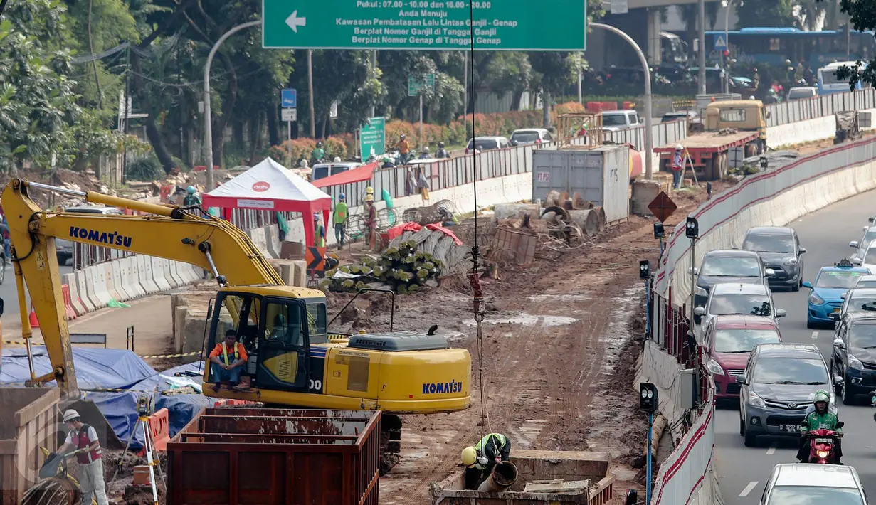 Pekerja mengerjakan pembangunan underpass atau terowongan Mampang Prapatan-Kuningan, Jakarta Selatan, Jumat (24/3). Pembangunan yang dilakukan guna mengurangi kemacetan di kawasan tersebut diperkirakan rampung pada akhir 2017. (Liputan6.com/Faizal Fanani)
