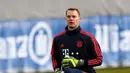 Kiper Bayern Munchen Manuel Neuer melakukan pemanasan saat sesi latihan di Munich, Jerman, Selasa (10/12/2019). Bayern Munchen akan menghadapi Tottenham Hotspur pada pertandingan Grup B Liga Champions. (AP Photo/Matthias Schrader)