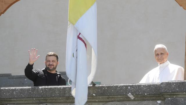 Presiden Ukraina Volodymyr Zelenskyy (kiri) dan Paus Leo XIV (kanan) di Castel Gandolfo, Italia, Rabu (9/7/2025). (AP/Gregoria Borgia)