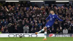Pemain Chelsea, Kai Havertz mencetak gol melalui tendangan penalti ke gawang Borussia Dortmund pada laga leg kedua 16 Besar Liga Champions 2022/2023 yang berlangsung di Stamford Bridge, London, Rabu (08/03/2023) WIB. The Blues berhasil melaju ke babak perempat final setelah menang dengan agregat 2-1. (AFP/Adrian Dennis)