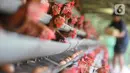 Peternak mengumpulkan telur ayam ras di peternakannya di Kampung Kebon Kopi, Pengasinan, Bogor, Kamis (15/12/2022). Menurut peternak setempat, sejak tiga pekan terakhir harga telur ayam ras di tingkat peternak mulai mengalami kenaikan dari Rp22 ribu menjadi Rp29 ribu per kilogram. (merdeka.com/Arie Basuki)