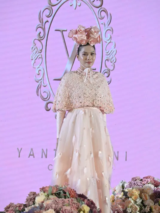 <p>Siluet bolero dan ball gown jadi pilihan tampilan ala keluarga kerajaan yang anggun dan elegan. [Foto: Scarf]</p>