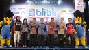 Atlet Gloria Widjaja, Kepala Bidang Pembinaan dan Prestasi PP PBSI Susy Susanti, Ketua Panitia Pelaksana Achmad Budiharto, CEO Blibli.com Kusumo Martanto, Ketum PP PBSI Wiranto dan dan Atlet Marcus Gideon foto bersama usai konferensi pers, Jakarta, Rabu (26/6/2019). (Liputan6.com/Faizal Fanani)