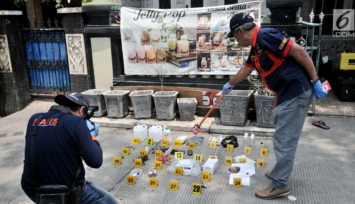 Tim Laboratorium Forensik (Labfor) Bareskrim Polri mengidentifikasi barang bukti yang ditemukan di rumah terduga teroris di Jalan Belibis V, Semper Barat, Cilincing, Jakarta, Senin (23/9/2019). Polisi menemukan sejumlah bahan perakit bom dalam penggerebekan tersebut. (merdeka.com/Iqbal Nugroho)